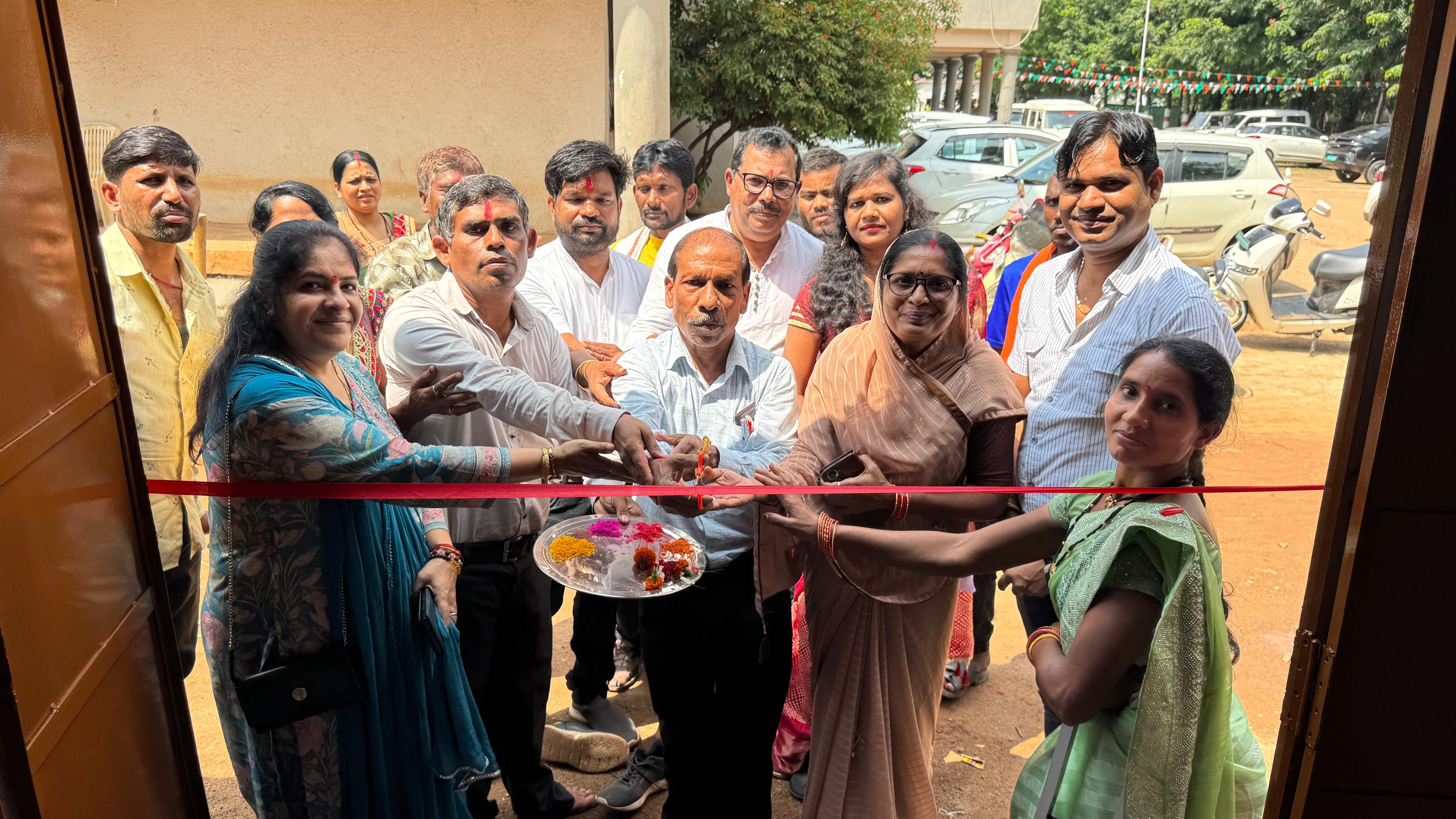 सक्षम कैंटीन का फीता काटकर शुभारंभ करते हुए अतिथि।