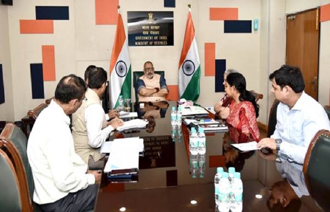 कपास खरीद के लिए समीक्षा बैठक की अध्यक्षता करते गिरिराज सिंह और अन्य कपास खरीद के लिए समीक्षा बैठक की अध्यक्षता करते गिरिराज सिंह और अन्य