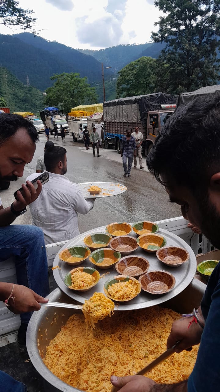 राहत शिविर में भोजन उपलब्ध करवाते हुए। राहत शिविर में भोजन उपलब्ध करवाते हुए।