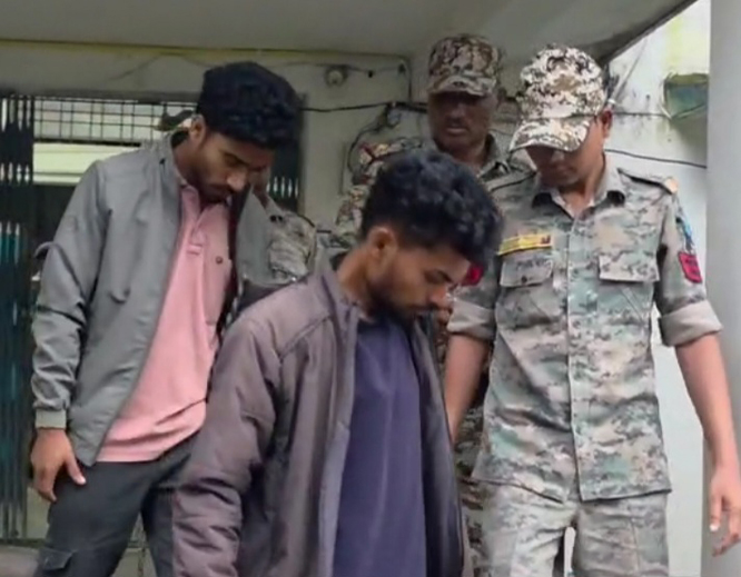 नाबालिक से सामुहिक दुष्कर्म के 2 आराेपित गिरफ्तार नाबालिक से सामुहिक दुष्कर्म के 2 आराेपित गिरफ्तार