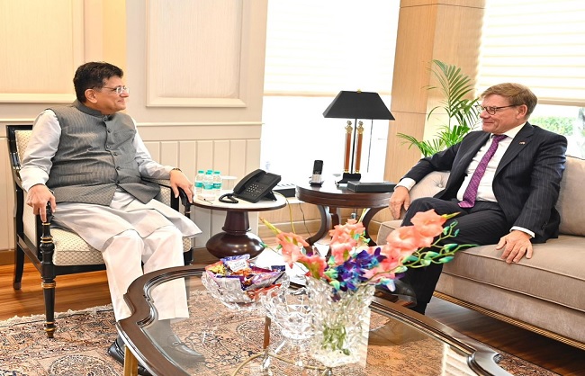 जर्मनी के संघीय विदेश मंत्री जोहान वाडेफुल के साथ बातचीत करते पीयूष गोयल जर्मनी के संघीय विदेश मंत्री जोहान वाडेफुल के साथ बातचीत करते पीयूष गोयल