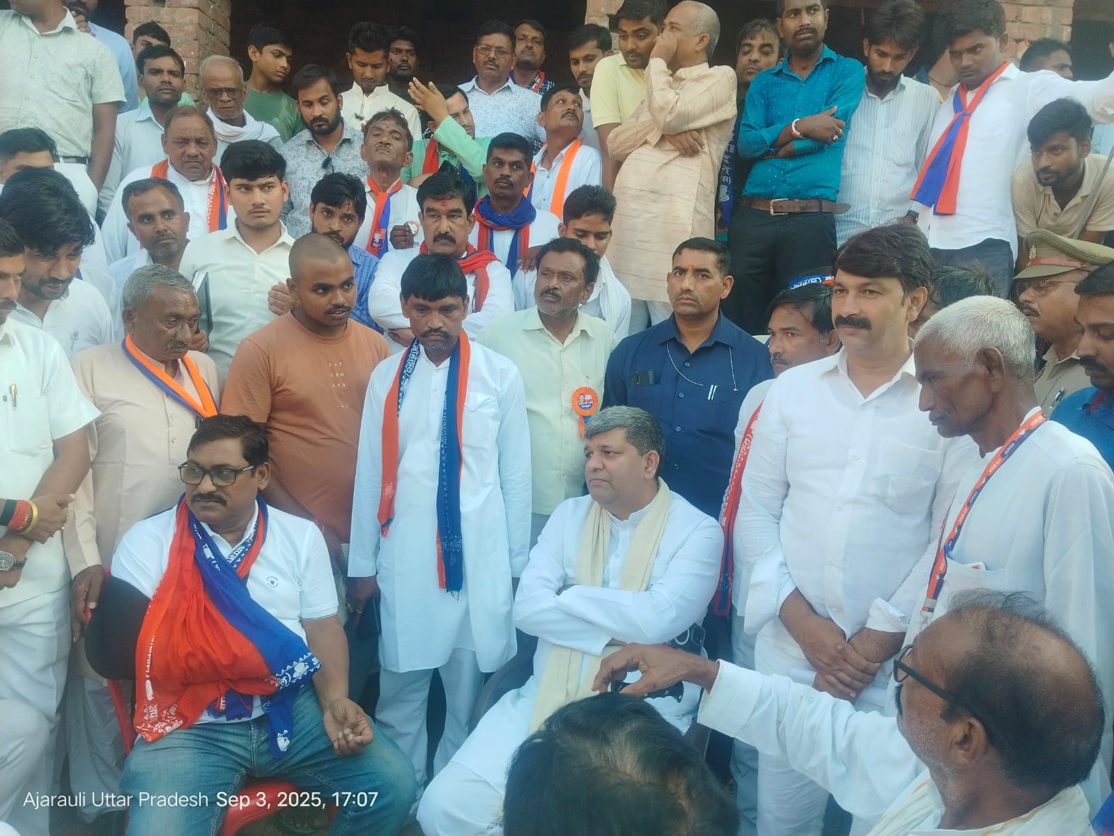 मृतक परिवार से मिलते कैबिनेट मंत्री आशीष पटेल