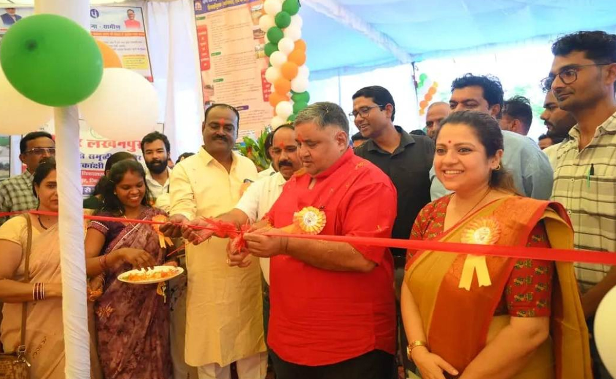 पर्यटन मंत्री अग्रवाल सम्मान समारोह और आकांक्षा हाट का शुभारंभ करते पर्यटन मंत्री अग्रवाल सम्मान समारोह और आकांक्षा हाट का शुभारंभ करते