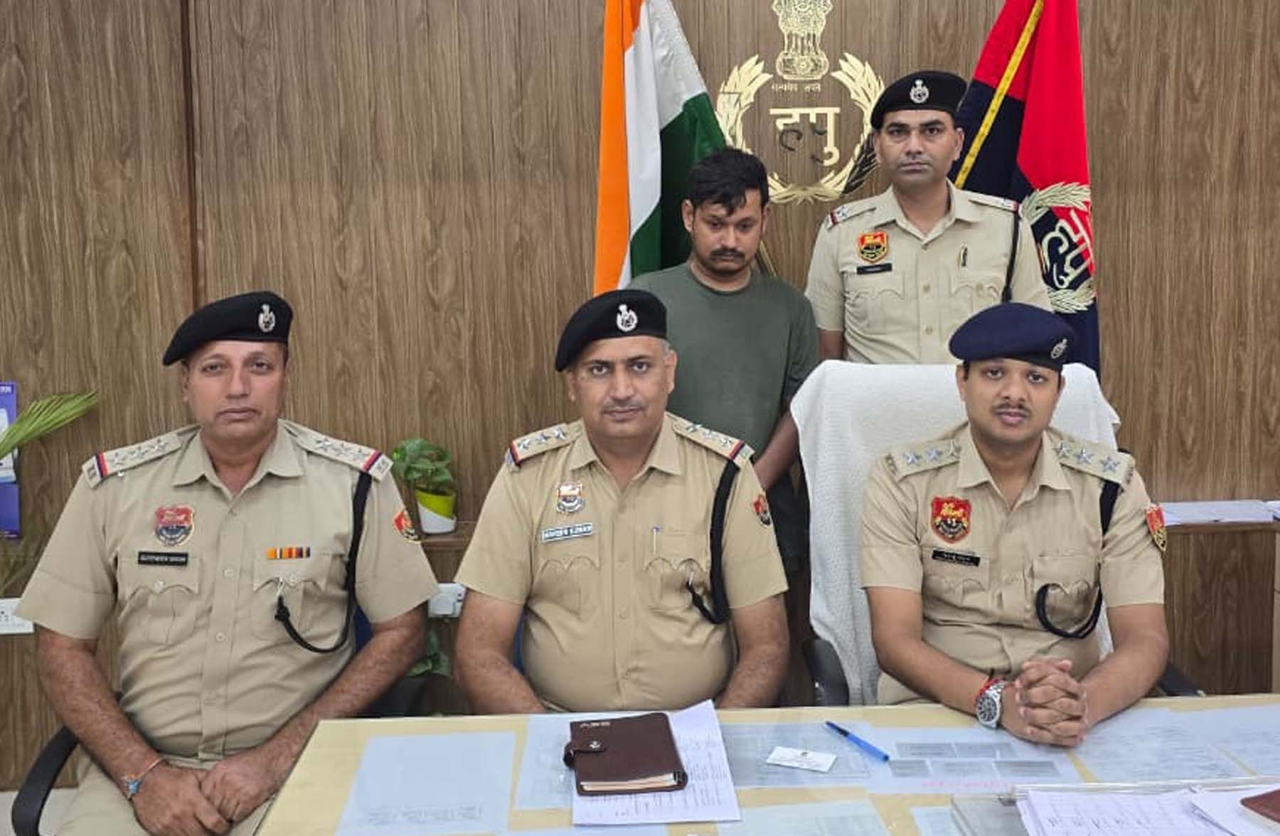 गुरुग्राम पुलिस की गिरफ्त में साइबर ठगों को बैंक खाते उपलब्ध कराने का आरोपी। गुरुग्राम पुलिस की गिरफ्त में साइबर ठगों को बैंक खाते उपलब्ध कराने का आरोपी।