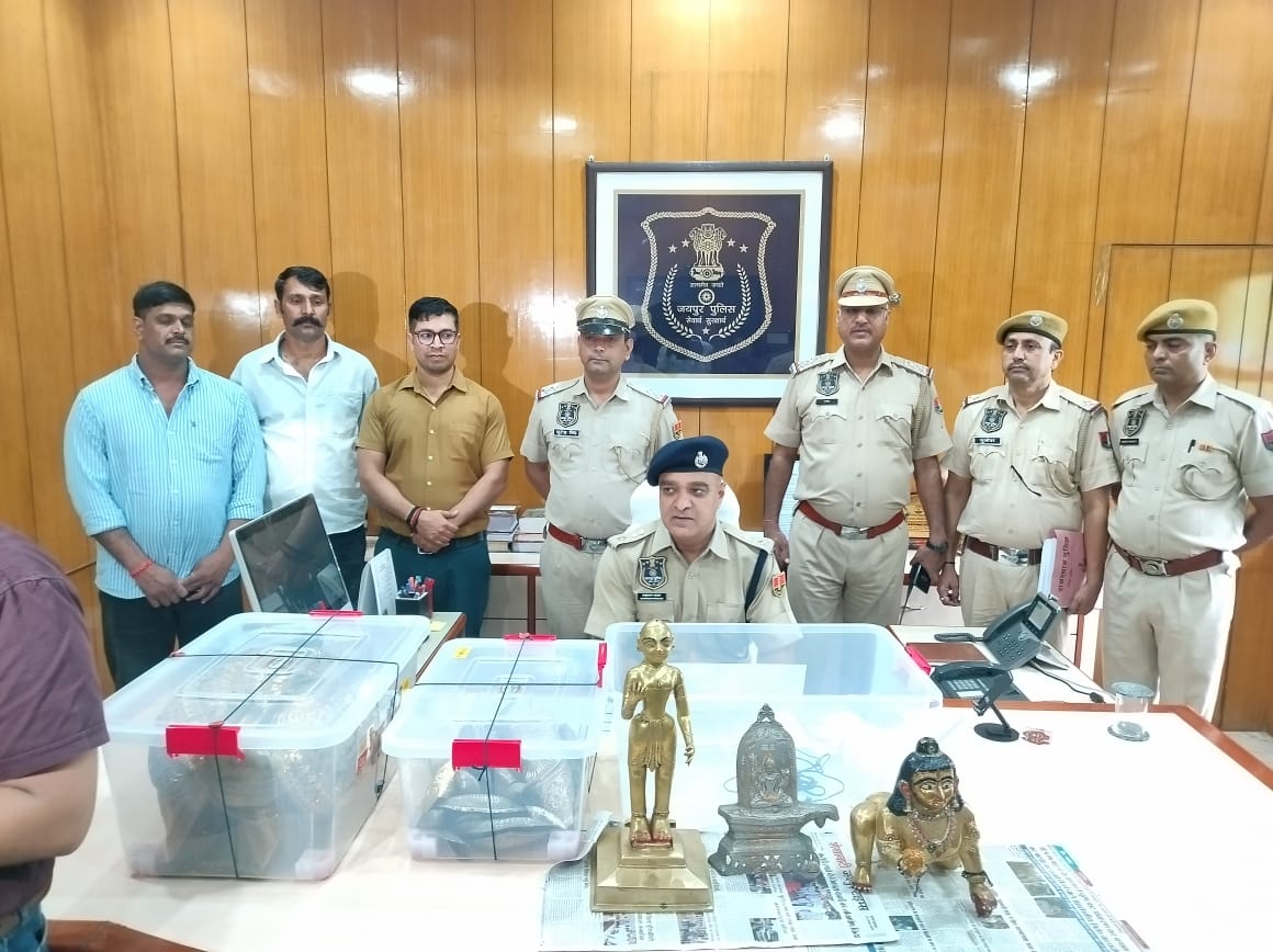 मंदिर से मूर्तियां चोरी करने वाले उत्तर प्रदेश गिरोह के चार बदमाश गिरफ्तार मंदिर से मूर्तियां चोरी करने वाले उत्तर प्रदेश गिरोह के चार बदमाश गिरफ्तार