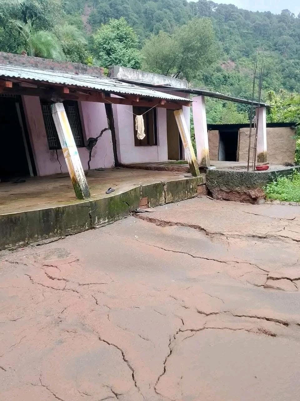 19 houses damaged due to landslide in Basohli, people took shelter in schools 19 houses damaged due to landslide in Basohli, people took shelter in schools