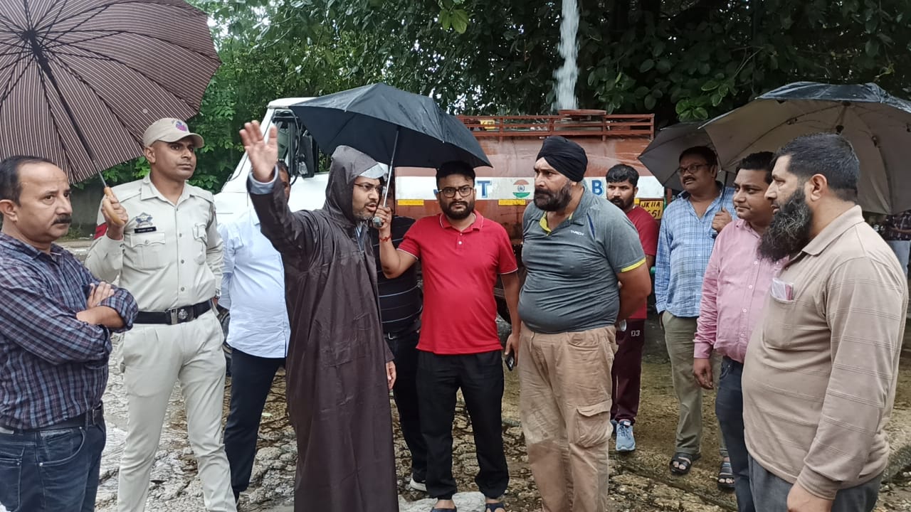 भारी बारिश से हुई बाधा के बीच जम्मू नगर निगम ने जलापूर्ति के उपाय तेज़ किए