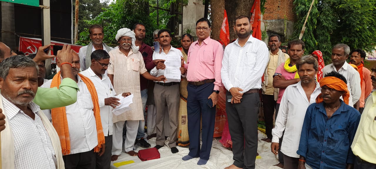 राजगढ़ ब्वाक मुखयालय पर प्रदर्शन करते कार्यकर्ता। राजगढ़ ब्वाक मुखयालय पर प्रदर्शन करते कार्यकर्ता।
