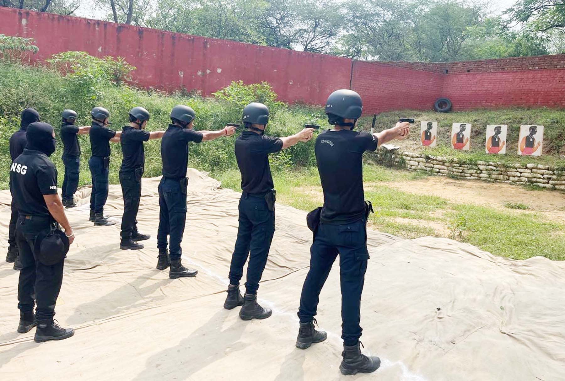 मानेसर एनएसजी में खतरों से निपटने के प्रशिक्षण के दौरान अभ्यास करते गुरुग्राम पुलिस के स्पेशल वैपन एंड टैक्टिस (एसडब्ल्यूएटी) टीम के जवान।