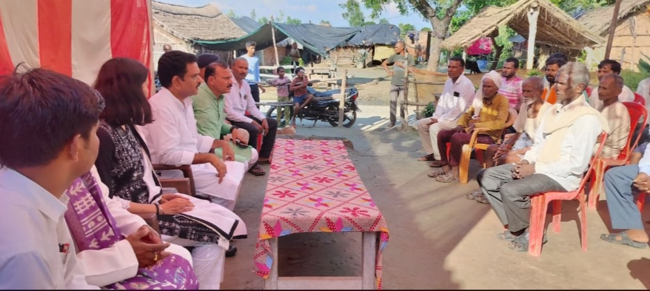 कन्नौज: बाढ़ प्रभावित गंगूपुरवा का मंत्री ने किया निरीक्षण, लगाई चौपाल कन्नौज: बाढ़ प्रभावित गंगूपुरवा का मंत्री ने किया निरीक्षण, लगाई चौपाल