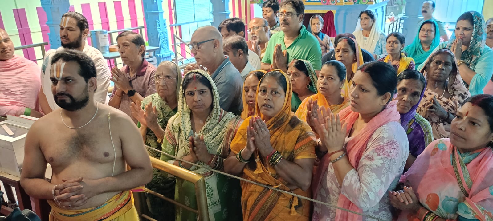 भगवान वेंकटेश की पूजा अर्चना के दौरान भक्त भगवान वेंकटेश की पूजा अर्चना के दौरान भक्त