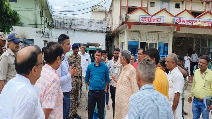 दतियाः कलेक्टर एवं पुलिस अधीक्षक ने किया सोनागिर जैन मंदिर का भ्रमण