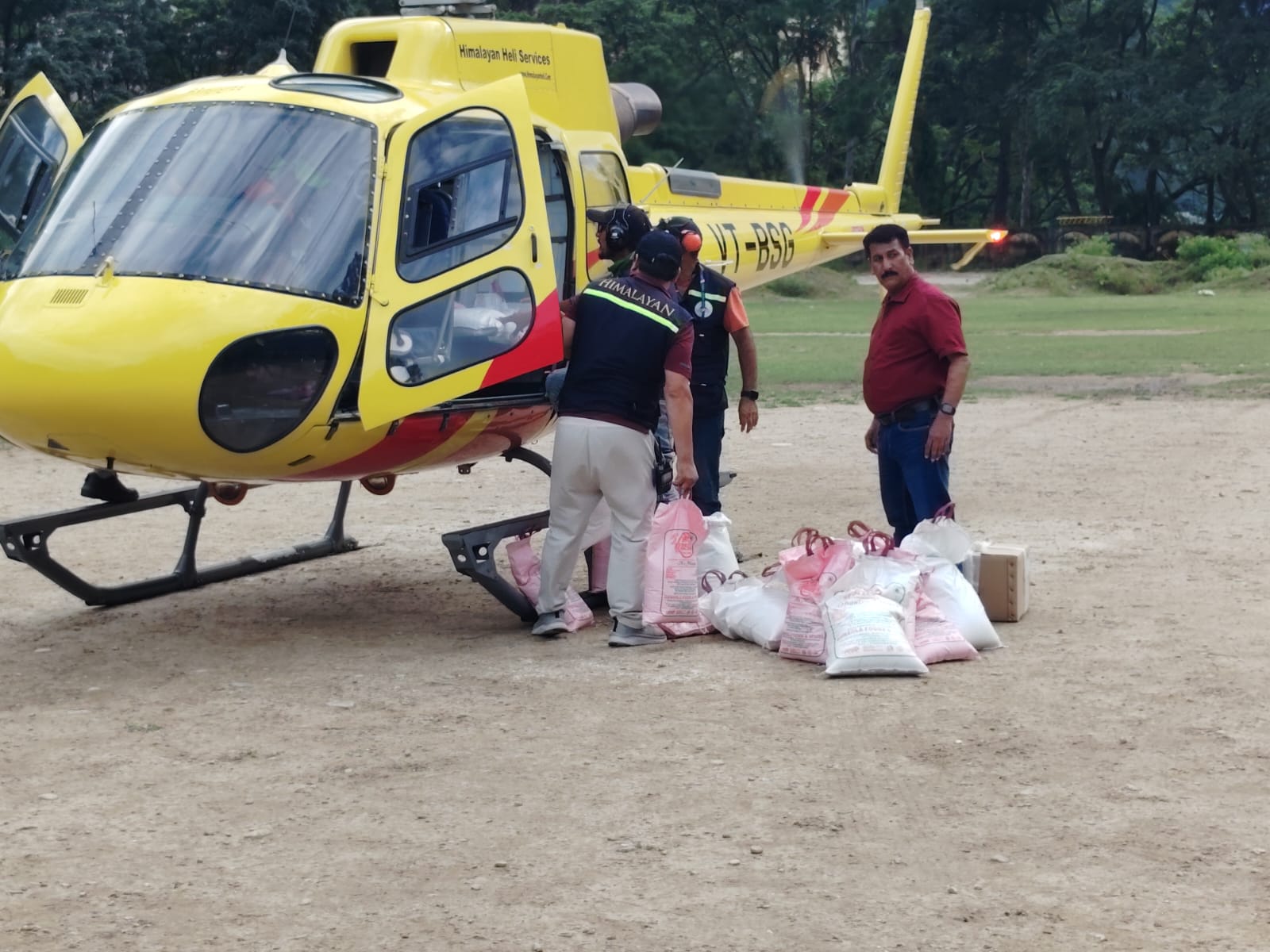 हेलीकॉप्टर से राहत सामग्री पहुंचाती टीम। हेलीकॉप्टर से राहत सामग्री पहुंचाती टीम।