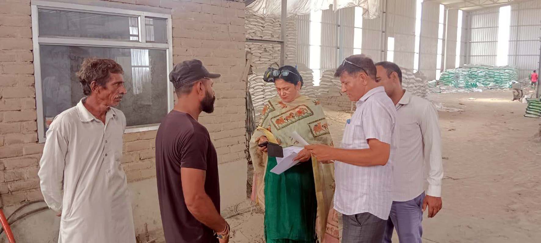 जांच करते सीएम फ्लाइंग टीम। जांच करते सीएम फ्लाइंग टीम।