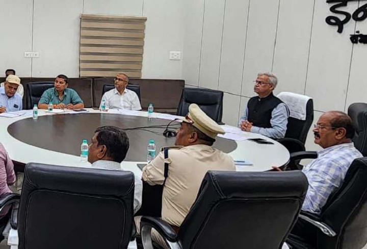 संभागायुक्त ने ली बैठक संभागायुक्त ने ली बैठक