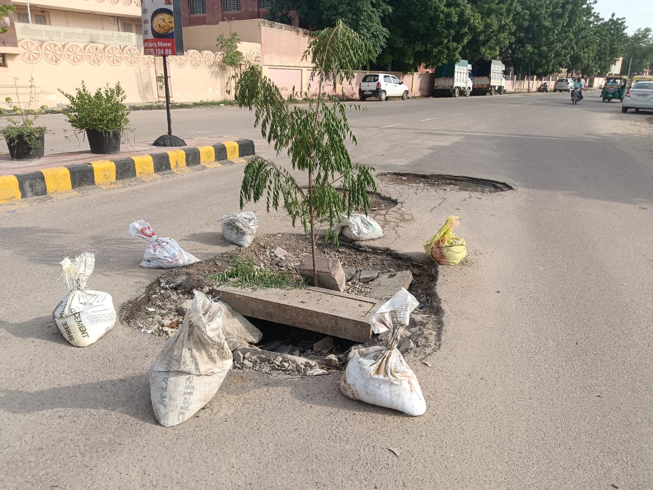बरसात के बाद सड़कों की हालत ने बिगाड़ी बीकानेर शहर की सूरत : हर सड़क उधड़ी बरसात के बाद सड़कों की हालत ने बिगाड़ी बीकानेर शहर की सूरत : हर सड़क उधड़ी