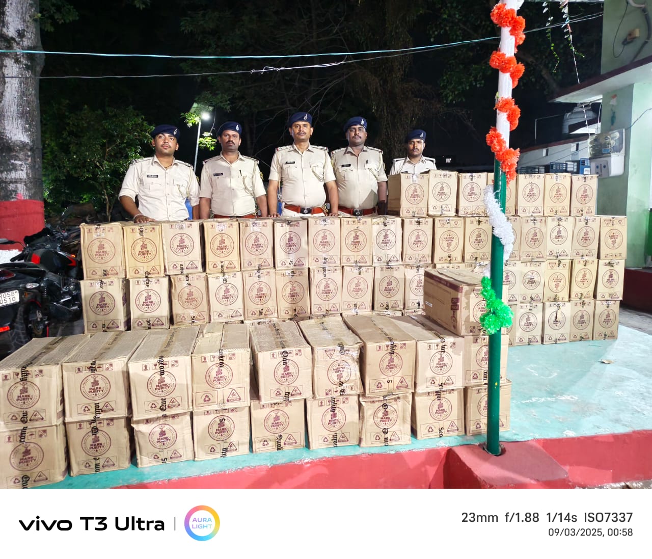बरामद शराब की खेप व पुलिस टीम बरामद शराब की खेप व पुलिस टीम