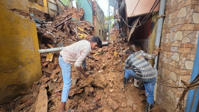 भारी बारिश के कारण एक पुराना मकान ढहने से मलबे में फंसे तीन लोगों को बचाया गया भारी बारिश के कारण एक पुराना मकान ढहने से मलबे में फंसे तीन लोगों को बचाया गया