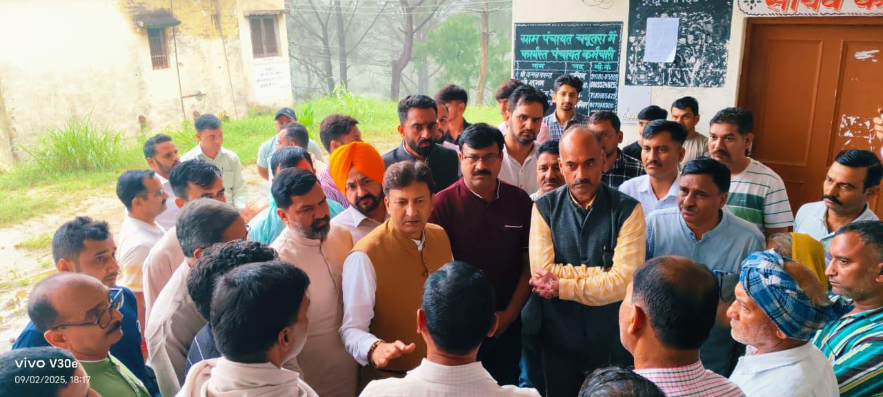आपदा प्रभावितों से मिलते डॉक्टर सिकंदर आपदा प्रभावितों से मिलते डॉक्टर सिकंदर