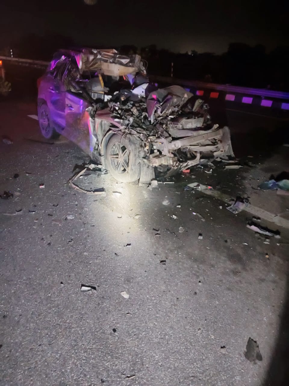 दुर्घटनाग्रस्त वाहन को साइड में करने कीफोटो दुर्घटनाग्रस्त वाहन को साइड में करने कीफोटो
