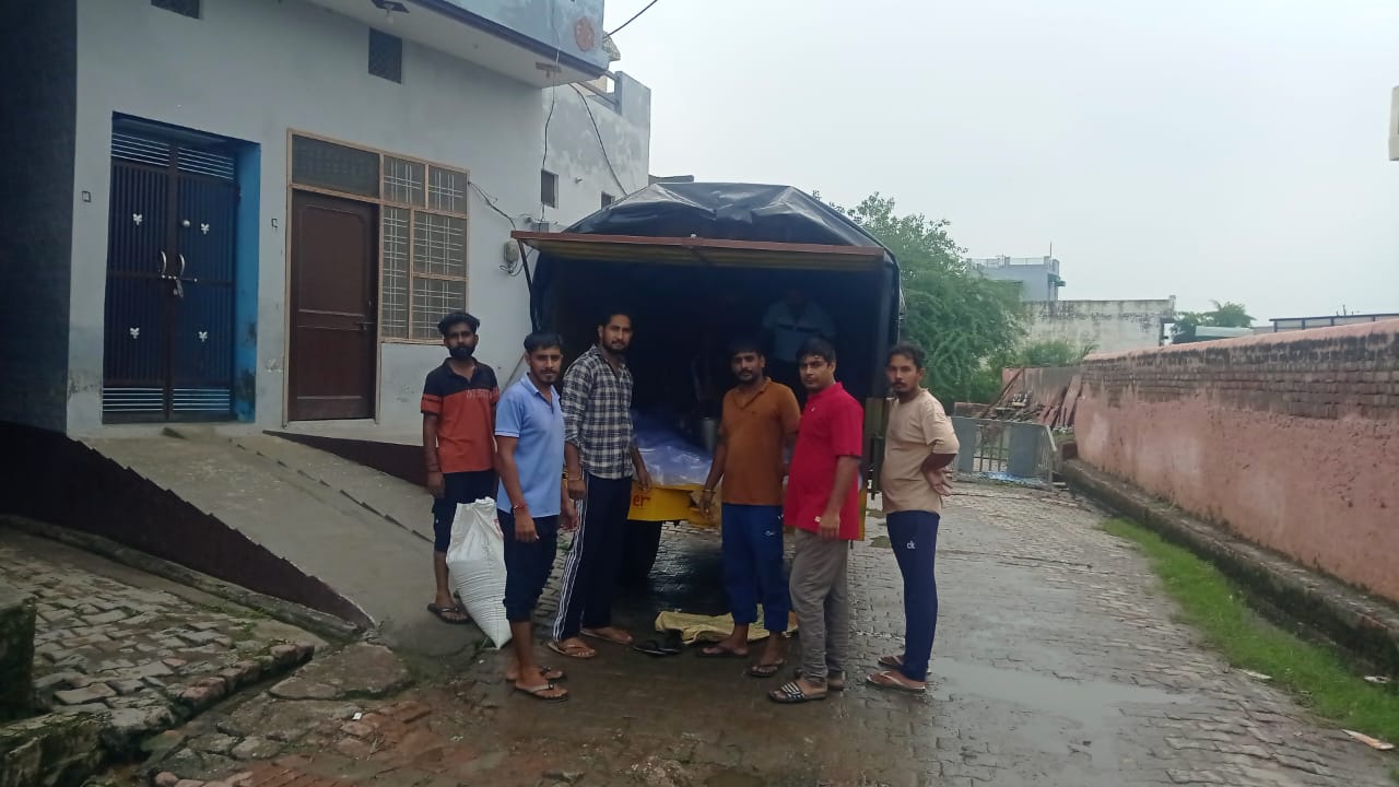 राहत सामग्री एकत्रित करते हुए युवा।