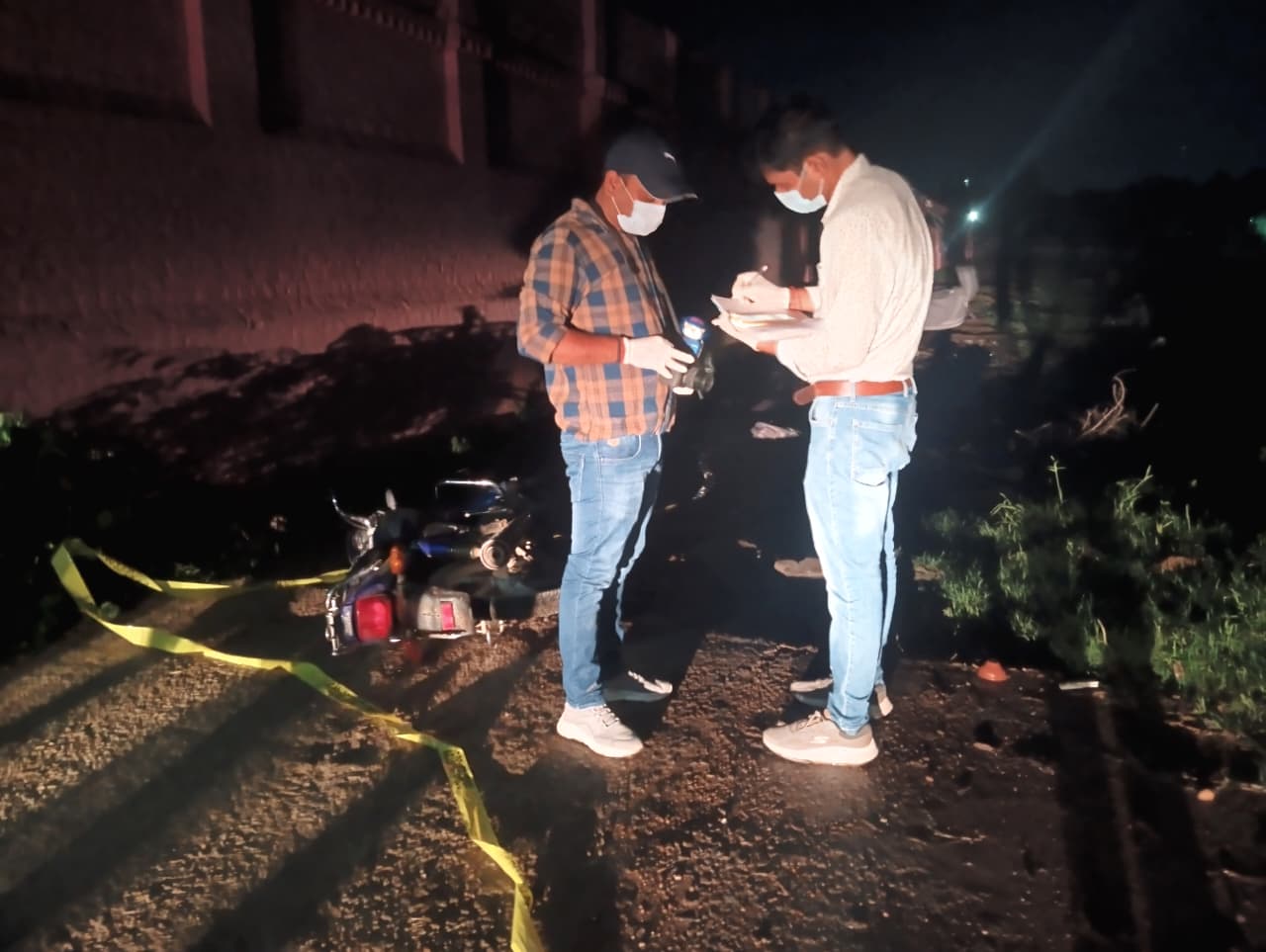 मौके पर छानबीन करती फॉरेंसिक टीम मौके पर छानबीन करती फॉरेंसिक टीम