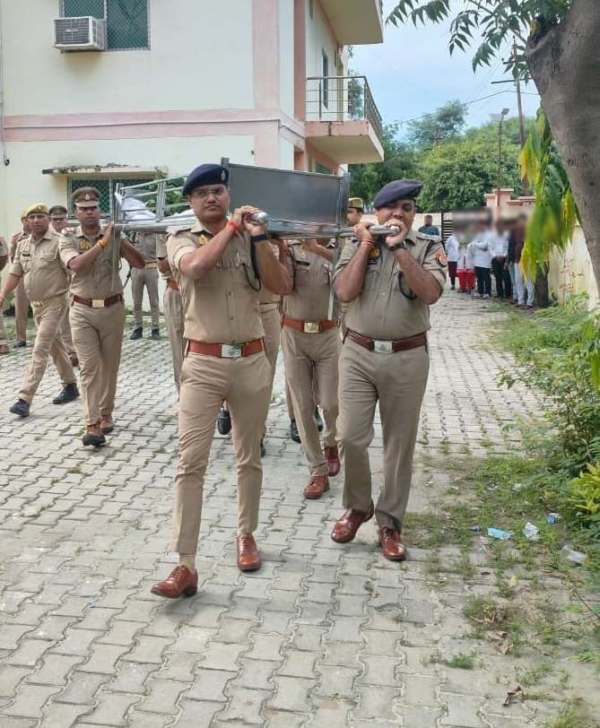 थाना गलशहीद में तैनात उर्दु अनुवादक मैराज बानो के शव को कंधा एसपी देहात व अन्य।
