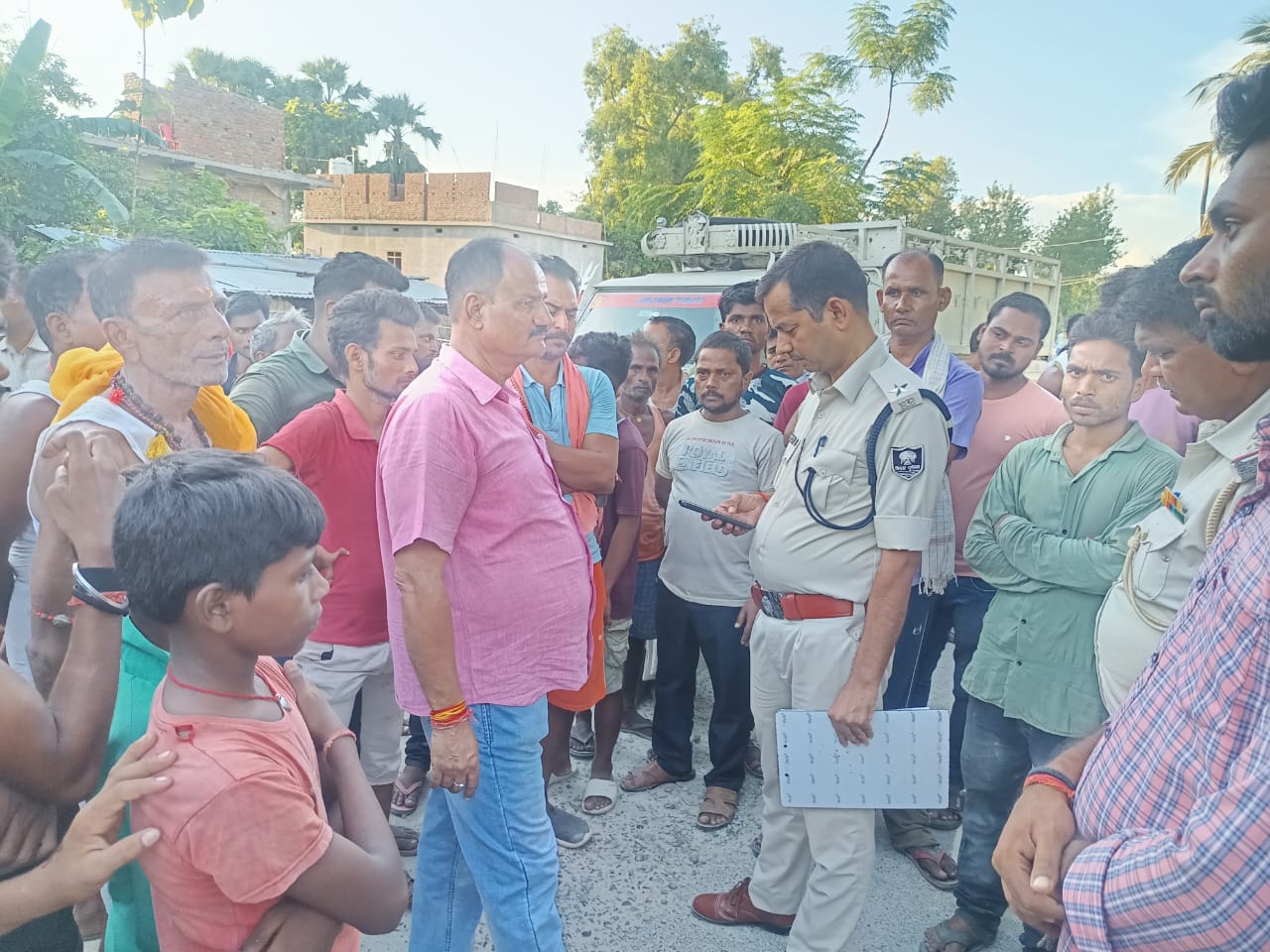 घटनास्थल पर जांच करती पुलिस घटनास्थल पर जांच करती पुलिस