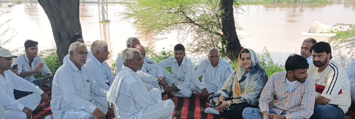 हिसार घग्गर ड्रेन सेमनाला पर धरना देते ग्रामीण। हिसार घग्गर ड्रेन सेमनाला पर धरना देते ग्रामीण।