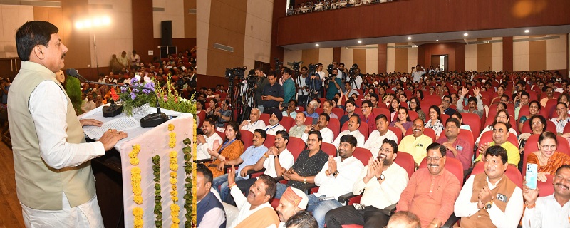 बरकतउल्लाह विश्वविद्यालय में भूमिपूजन कार्यक्रम को संबोधित करते हुए मुख्यमंत्री डॉ. मोहन यादव बरकतउल्लाह विश्वविद्यालय में भूमिपूजन कार्यक्रम को संबोधित करते हुए मुख्यमंत्री डॉ. मोहन यादव