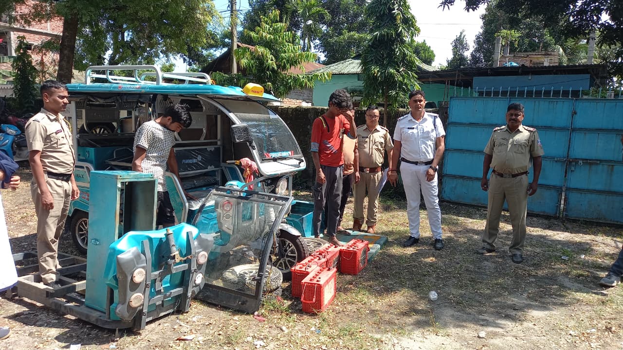 बरामद टोटो के साथ गिरफ्तार आरोपित बरामद टोटो के साथ गिरफ्तार आरोपित