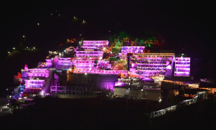 माता वैष्णो देवी के आधार शिविर कटरा में पिछले 24 घंटों के दौरान 200 मिमी से अधिक बारिश दर्ज, यात्रा नौवें दिन भी स्थगित माता वैष्णो देवी के आधार शिविर कटरा में पिछले 24 घंटों के दौरान 200 मिमी से अधिक बारिश दर्ज, यात्रा नौवें दिन भी स्थगित