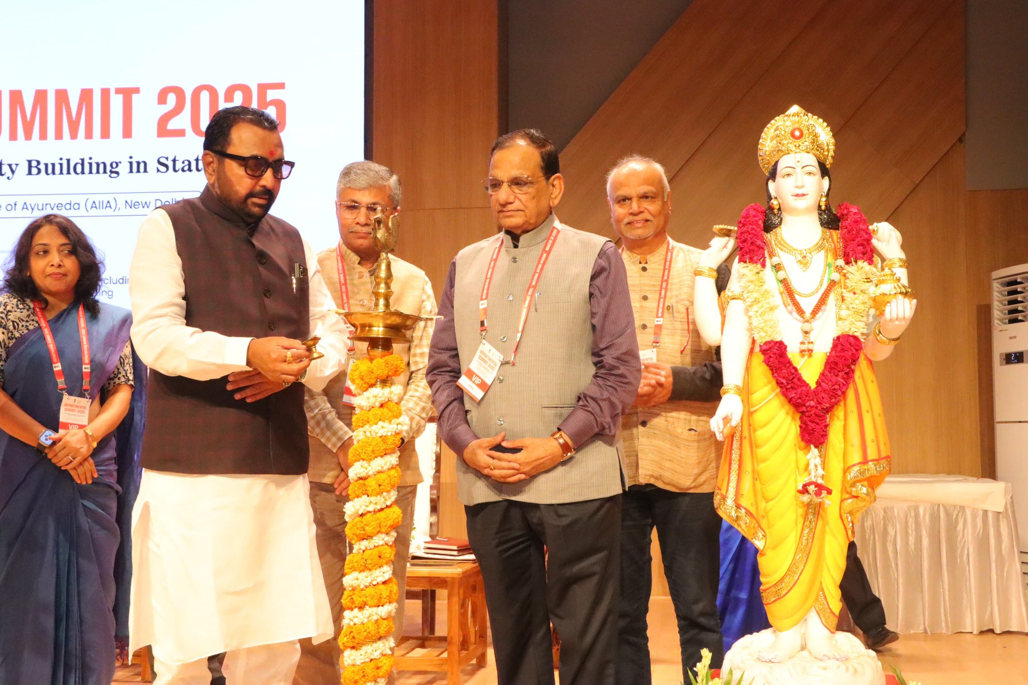 दिल्ली के सरिता विहार स्थित अखिल भारतीय आयुर्वेद संस्थान (एआईआईए) में दो दिवसीय विभागीय सम्मेलन-2025 का शुभारंभ करते हुए दिल्ली के सरिता विहार स्थित अखिल भारतीय आयुर्वेद संस्थान (एआईआईए) में दो दिवसीय विभागीय सम्मेलन-2025 का शुभारंभ करते हुए