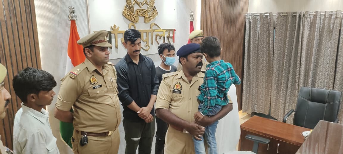 बच्चे को परिजनों के सुपुर्द कर दुलारते एसएसपी बच्चे को परिजनों के सुपुर्द कर दुलारते एसएसपी