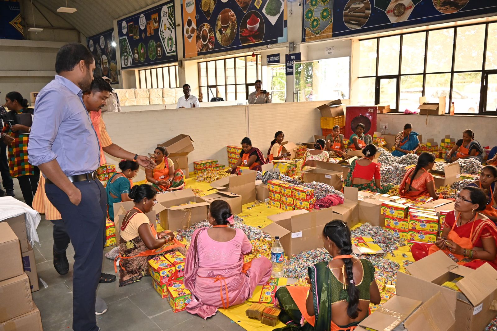 ग्राम चटोद में पटाखें तैयार करती हुई महिलाएं। ग्राम चटोद में पटाखें तैयार करती हुई महिलाएं।