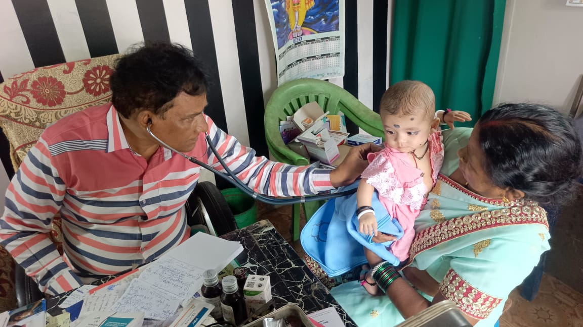 स्वास्थ्य जांच करते हुए चिकित्सक। स्वास्थ्य जांच करते हुए चिकित्सक।