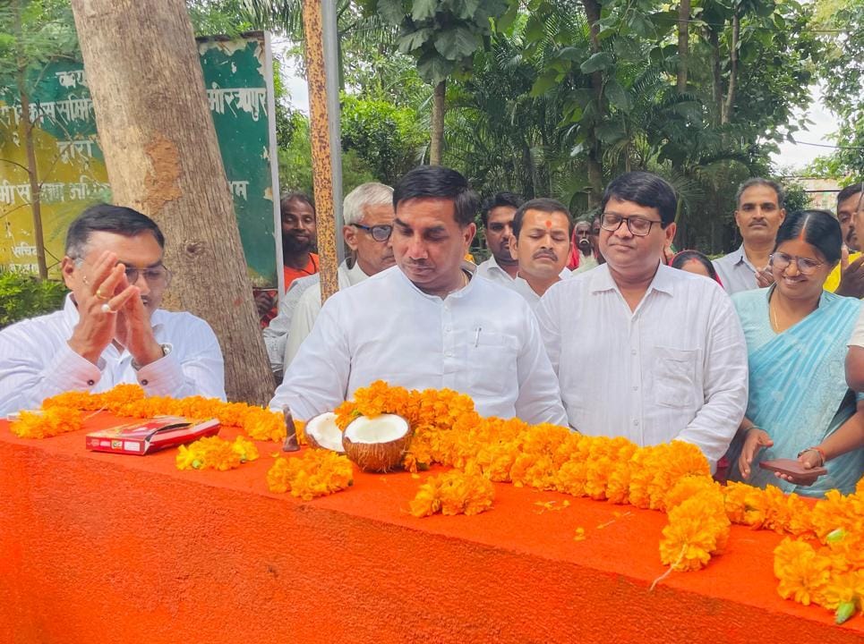 बाउंड्री वॉल का शिलान्यास करते विधायक रमाशंकर सिंह पटेल। बाउंड्री वॉल का शिलान्यास करते विधायक रमाशंकर सिंह पटेल।