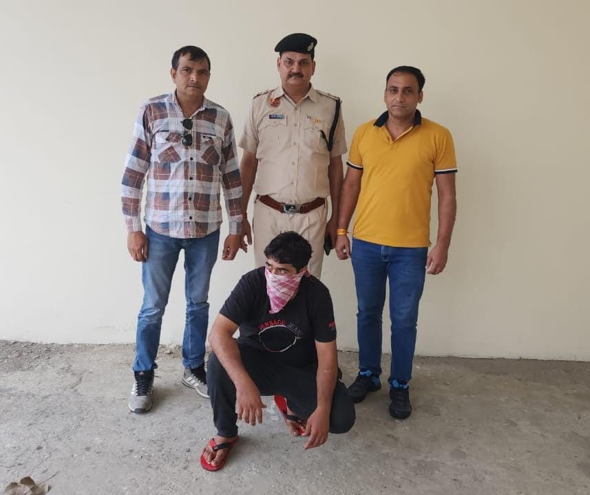 पुलिस हिरासत में जानलेवा करने वाला आरोपी। पुलिस हिरासत में जानलेवा करने वाला आरोपी।