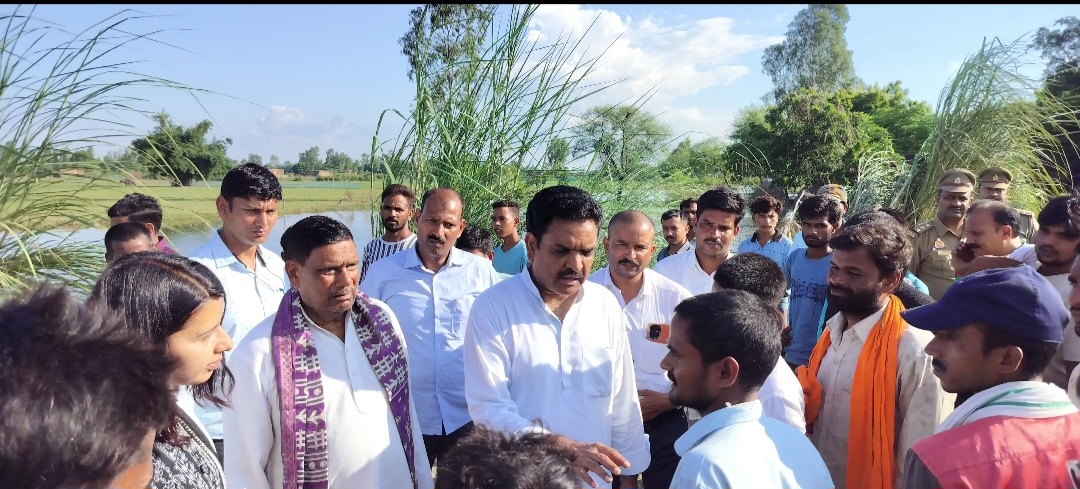 कन्नौज: बाढ़ प्रभावित गंगूपुरवा का मंत्री ने किया निरीक्षण, लगाई चौपाल कन्नौज: बाढ़ प्रभावित गंगूपुरवा का मंत्री ने किया निरीक्षण, लगाई चौपाल