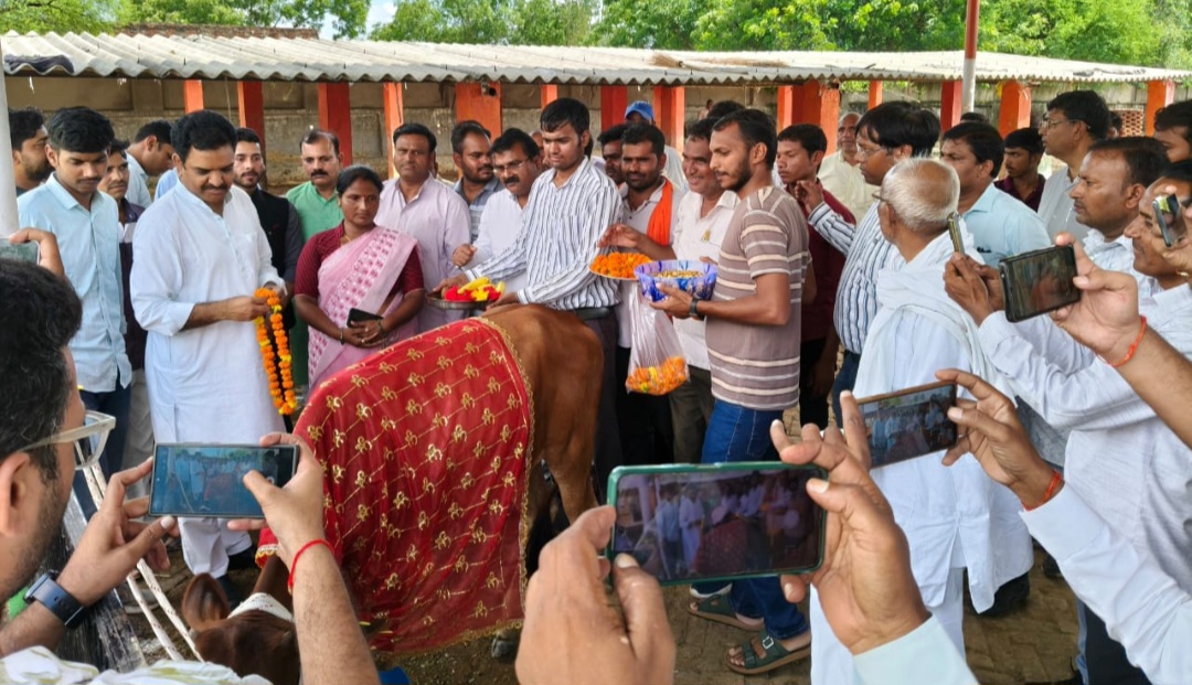 कन्नौज। मंत्री ने अनौगी गोवंश आश्रय स्थल जाकर गायो को खिलाया गुड़ चना कन्नौज। मंत्री ने अनौगी गोवंश आश्रय स्थल जाकर गायो को खिलाया गुड़ चना