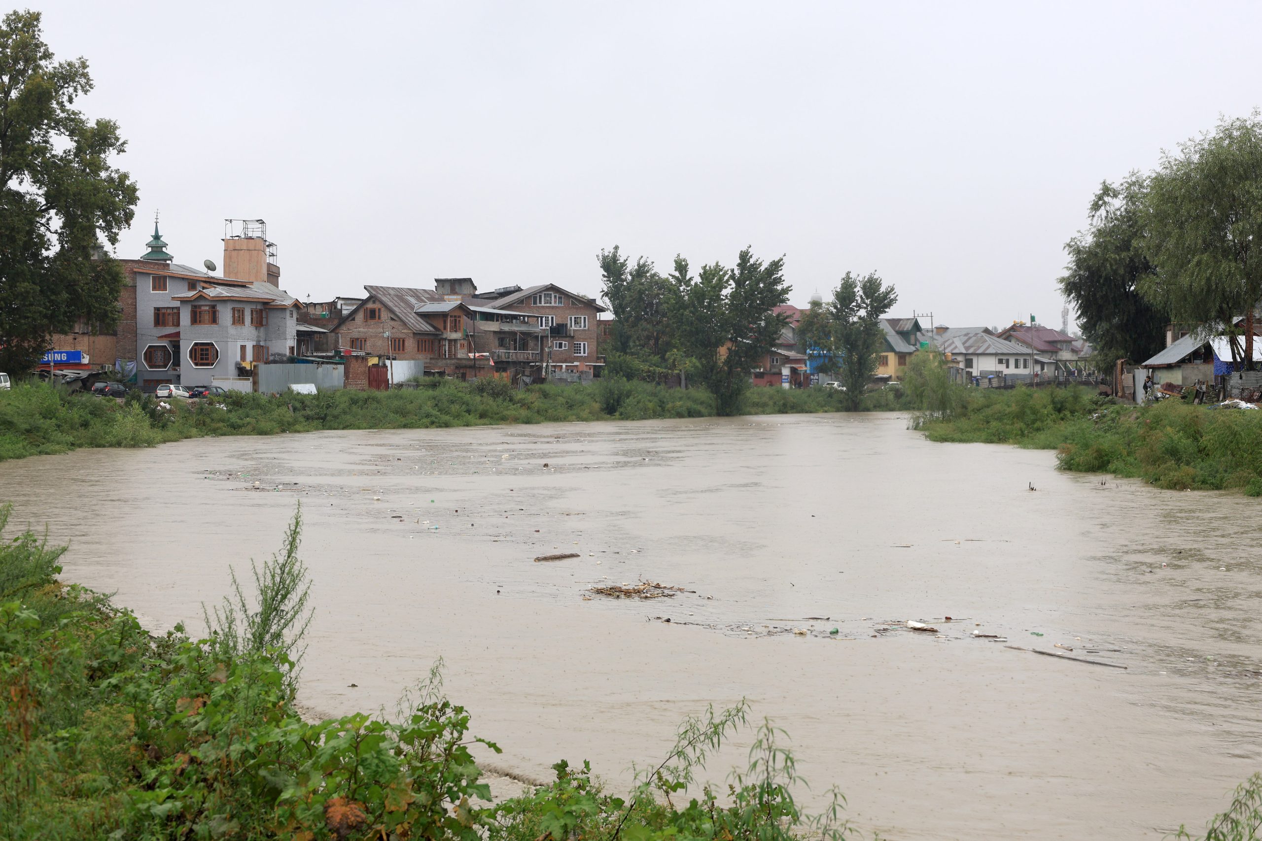 कश्मीर में बारिश के बाद नदियाँ और नाले उफान पर, श्रीनगर-जम्मू राष्ट्रीय राजमार्ग बंद