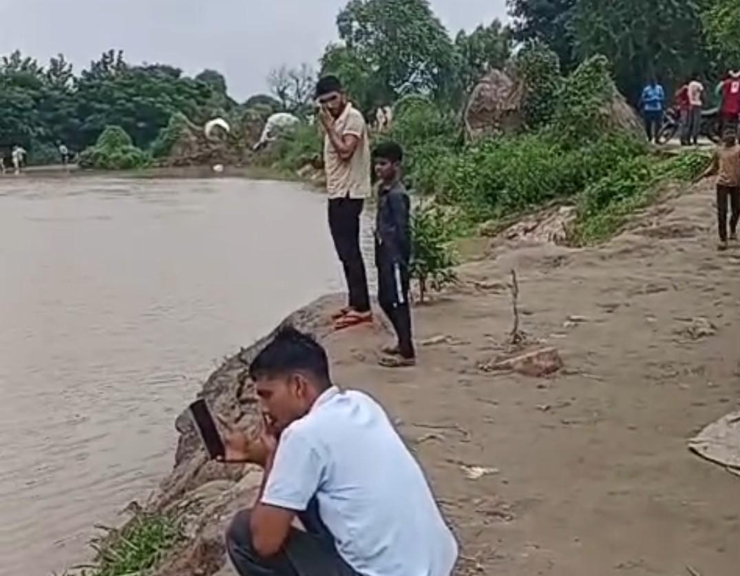 पानीपत के गांव गोयल खुर्द में यमुना नदी की सेल्फी लेता युवक पानीपत के गांव गोयल खुर्द में यमुना नदी की सेल्फी लेता युवक