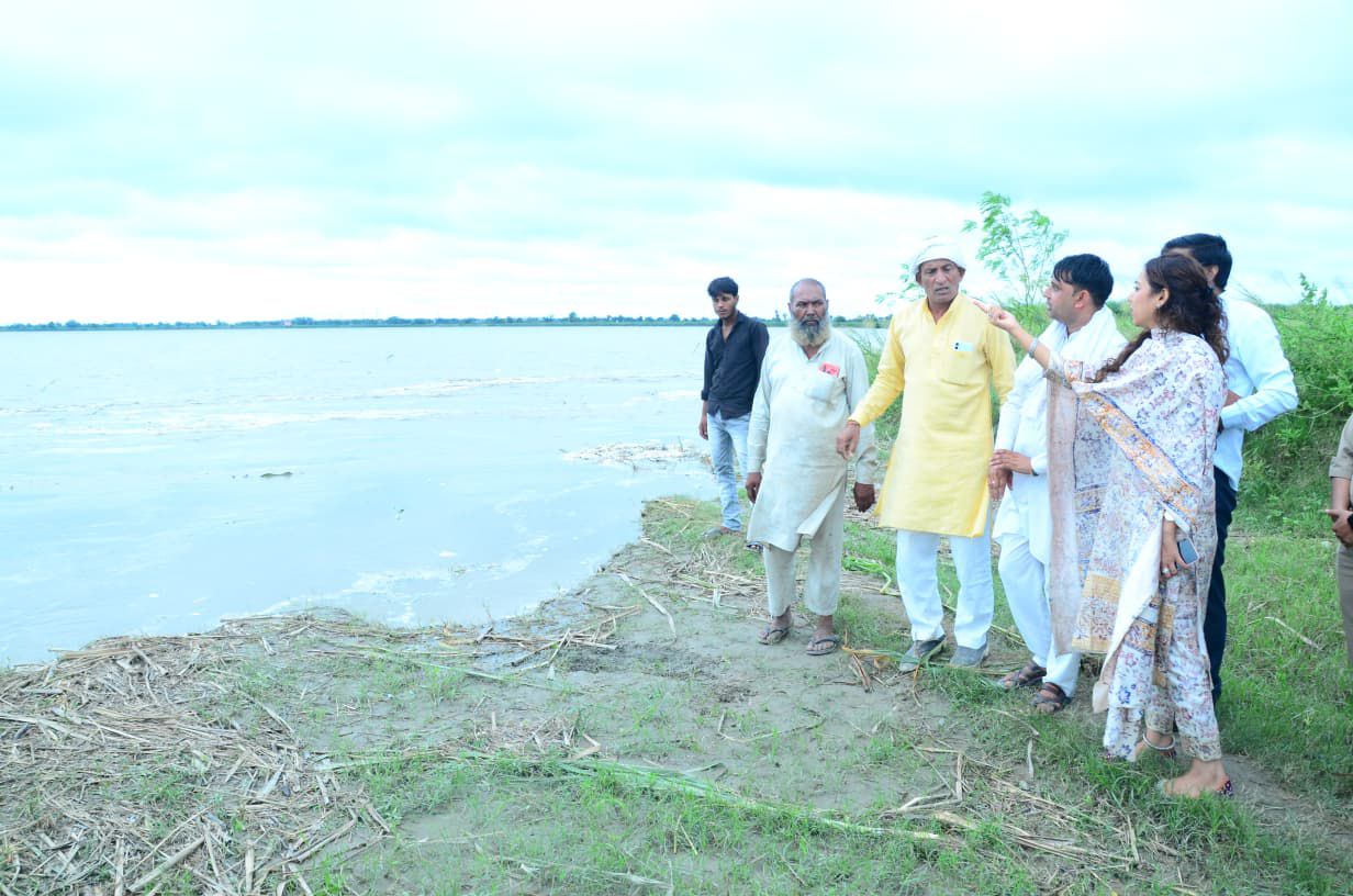 सांकरौद गांव में पहुंचे पानी को दिखाता किसान