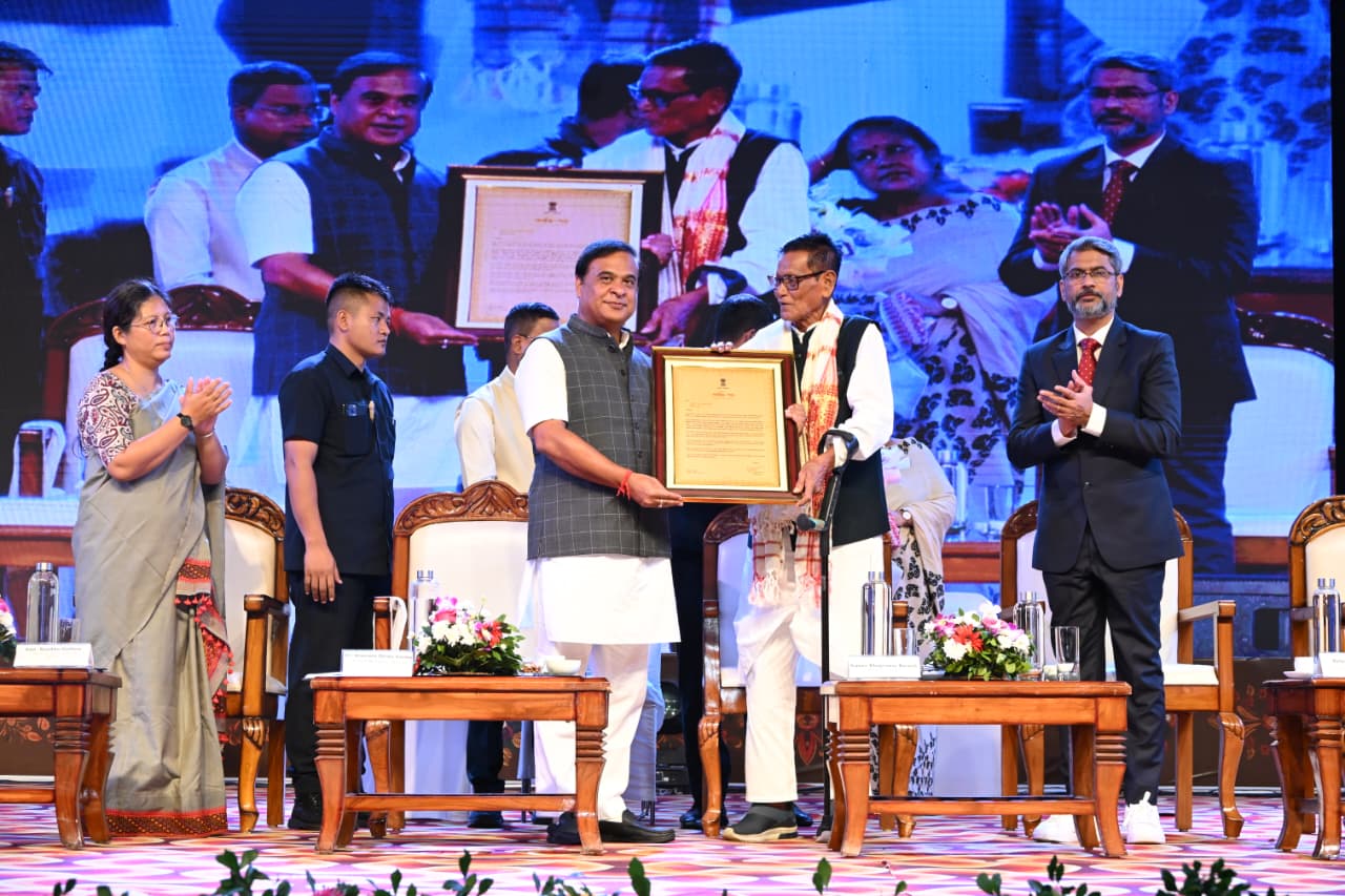 असम के पहले अर्जुन पुरस्कार विजेता भोगेश्वर बरुवा को सम्मानित करते मुख्यमंत्री डॉ. हिमंत बिस्व सरमा असम के पहले अर्जुन पुरस्कार विजेता भोगेश्वर बरुवा को सम्मानित करते मुख्यमंत्री डॉ. हिमंत बिस्व सरमा