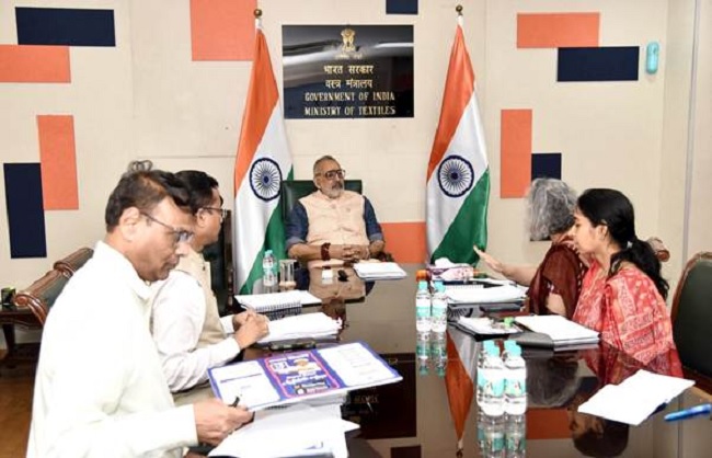 कपास खरीद के लिए समीक्षा बैठक की अध्यक्षता करते गिरिराज सिंह और अन्य कपास खरीद के लिए समीक्षा बैठक की अध्यक्षता करते गिरिराज सिंह और अन्य