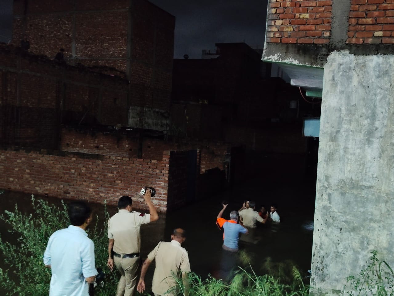 दिल्ली के बाबा हरिदास नगर थाना क्षेत्र के गीतांजलि एन्क्लेव, झाड़ोदा कलां में मंगलवार रात पानी भरने के बाद लोगों को सुरक्षित स्थानों पहुंचाते पुलिसकर्मी दिल्ली के बाबा हरिदास नगर थाना क्षेत्र के गीतांजलि एन्क्लेव, झाड़ोदा कलां में मंगलवार रात पानी भरने के बाद लोगों को सुरक्षित स्थानों पहुंचाते पुलिसकर्मी