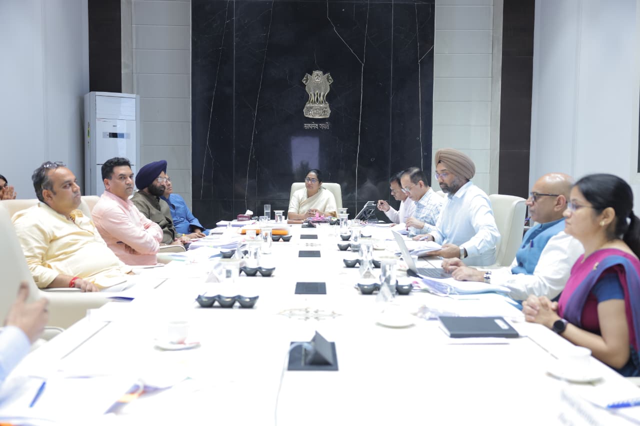 दिल्ली सचिवालय में बुधवार को आयोजित कैबिनेट बैठक को संबोधित करती मुख्यमंत्री रेखा गुप्ता दिल्ली सचिवालय में बुधवार को आयोजित कैबिनेट बैठक को संबोधित करती मुख्यमंत्री रेखा गुप्ता