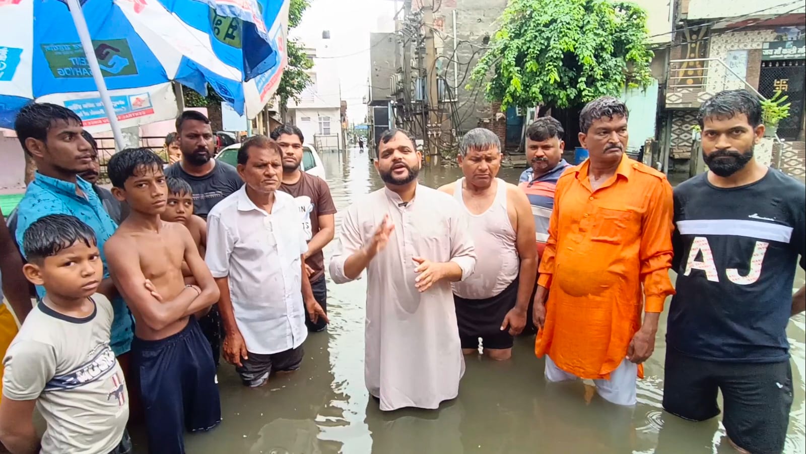 बहादुरगढ़ के बागवाला मोहल्ला की तमाम गलियों में भरा है तीन फुट तक पानी।