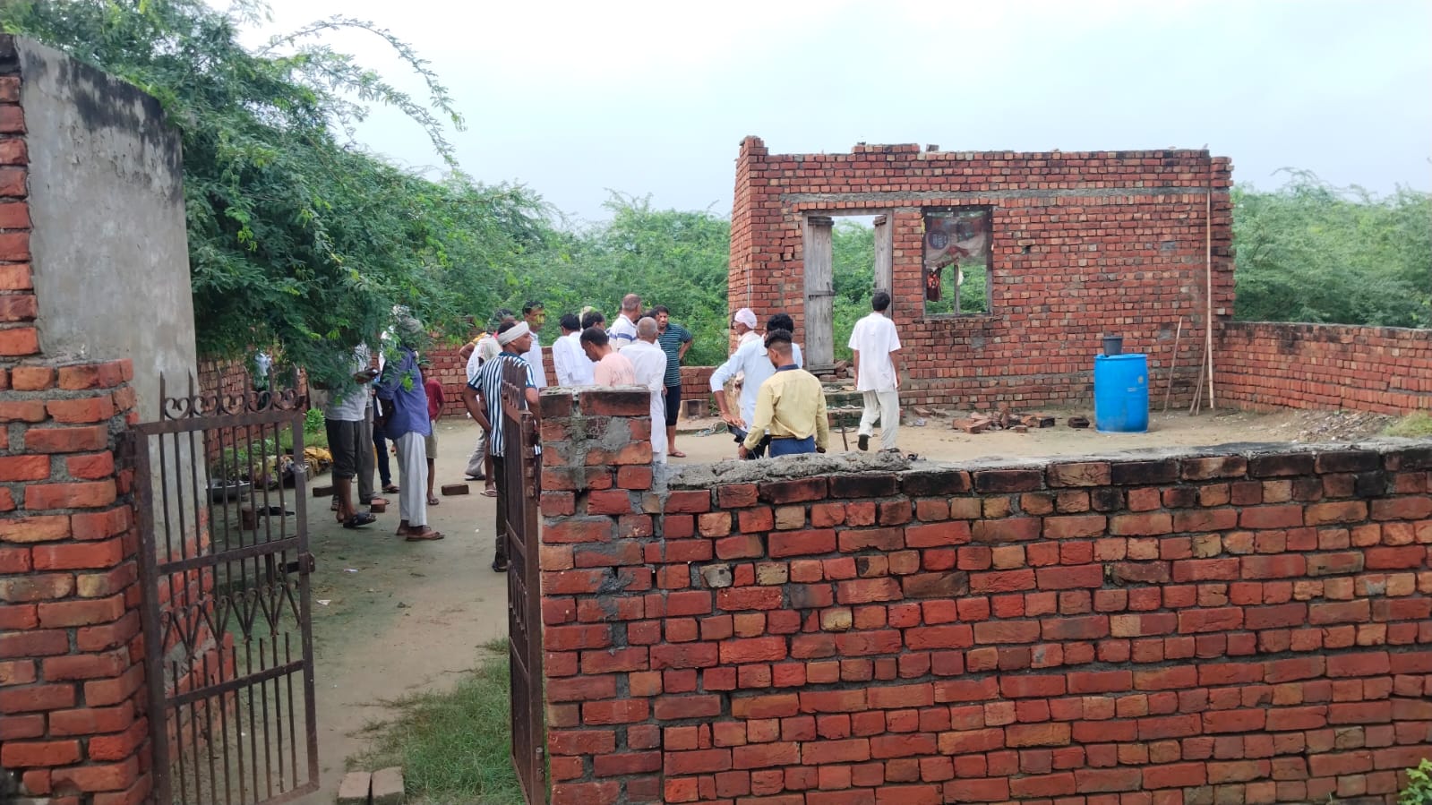 हरियाणा के भिवानी में मान ढहने के बाद जमा ग्रामीण हरियाणा के भिवानी में मान ढहने के बाद जमा ग्रामीण