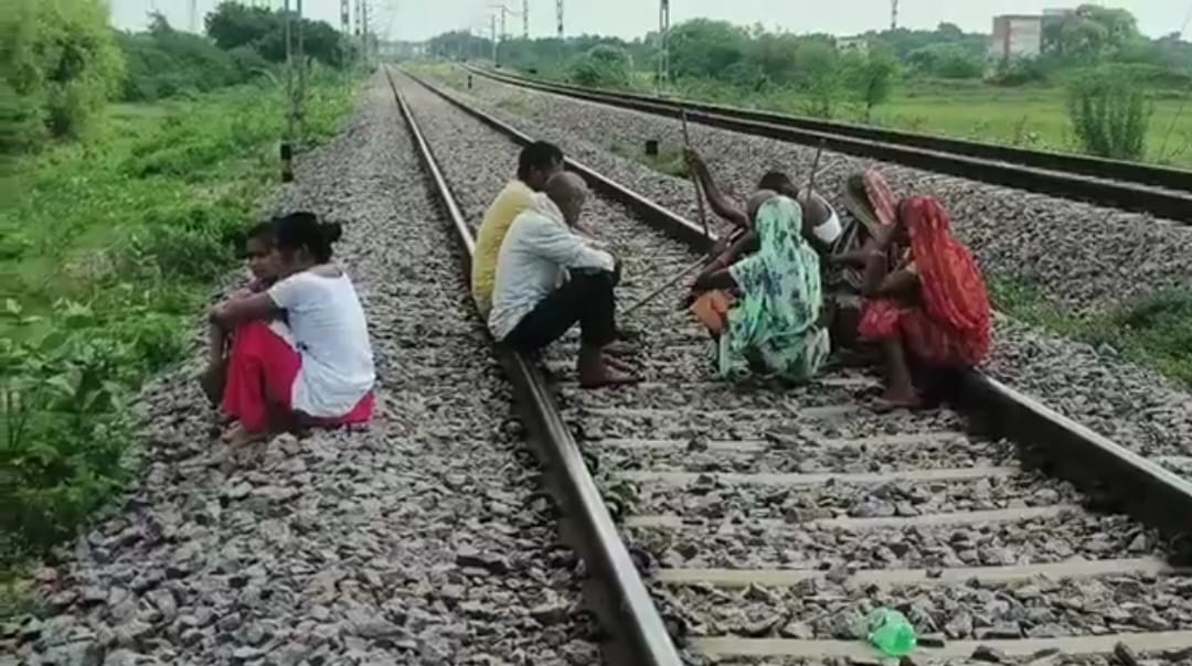 ट्रेन से कटकर वृद्ध की मौत, परिजनों में कोहराम ट्रेन से कटकर वृद्ध की मौत, परिजनों में कोहराम